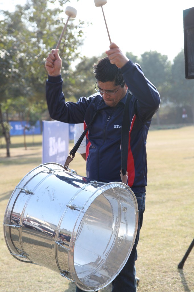 Kunwer Sachdev बाहर मैदान में bass drum बजाते हुए