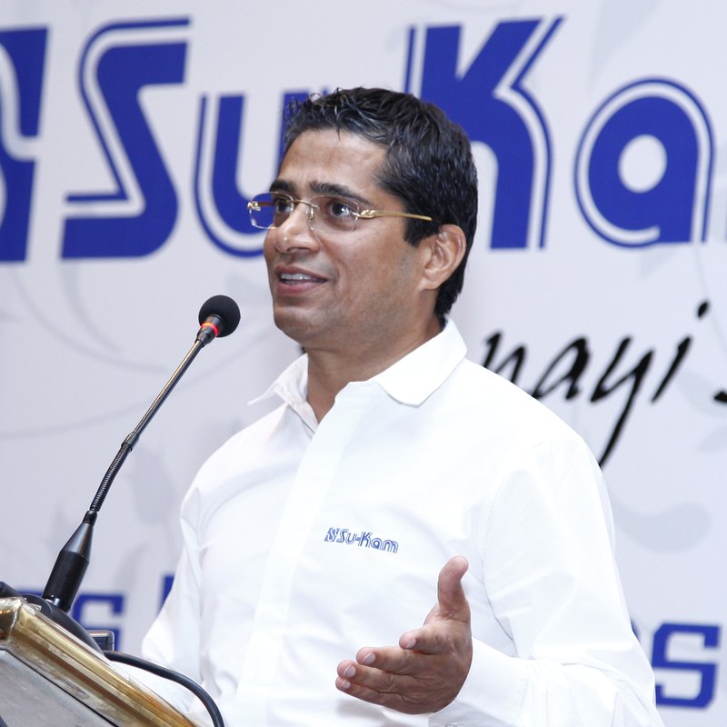 Kunwer Sachdev, founder of GiftedKids.in, speaking at a Su-Kam event